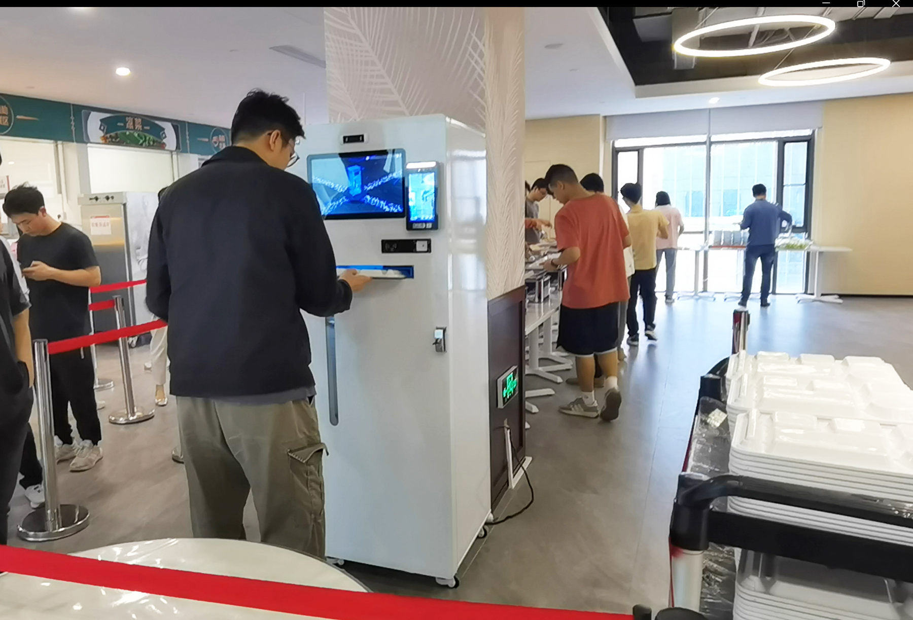 米果智能取盘机:引领智慧餐厅新风尚,无接触高效取盘新体验